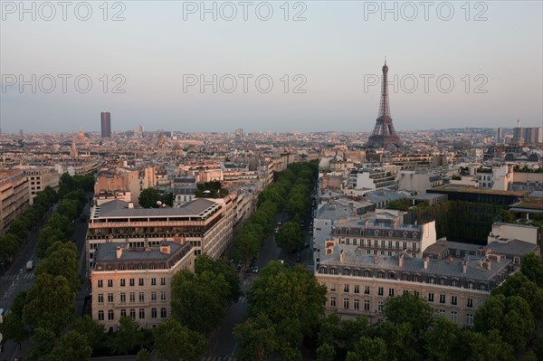 France, Region Ile de France, Paris 8e arrondissement, place Charles de Gaulle, place de l'Etoile, au sommet de l'Arc de Triomphe en soiree, panorama, eclairage,