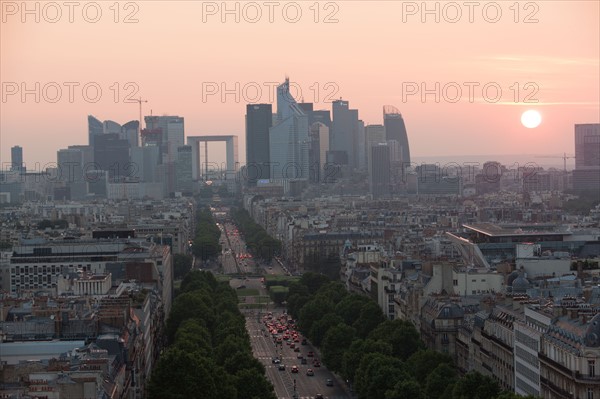 France, Region Ile de France, Paris 8e arrondissement, place Charles de Gaulle, place de l'Etoile, au sommet de l'Arc de Triomphe en soiree, panorama, eclairage,