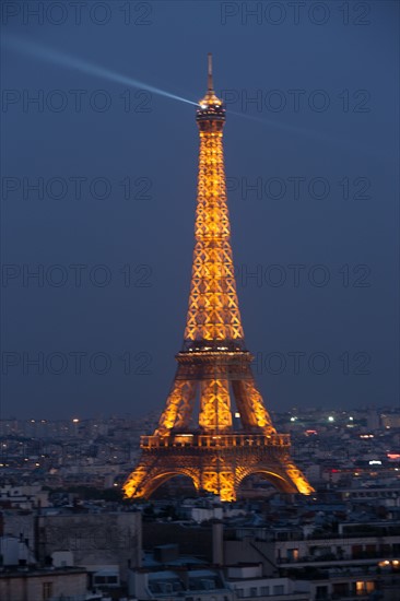 France, Region Ile de France, Paris 8e arrondissement, place Charles de Gaulle, place de l'Etoile, au sommet de l'Arc de Triomphe en soiree, panorama, eclairage,