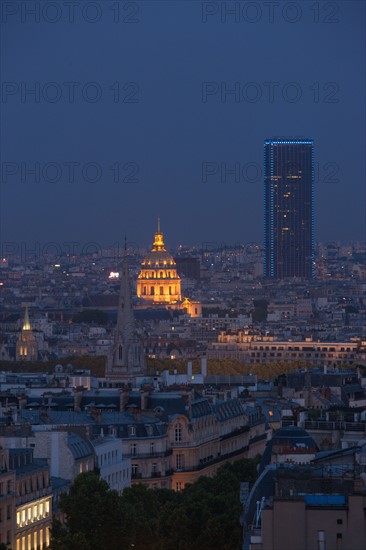 France, Region Ile de France, Paris 8e arrondissement, place Charles de Gaulle, place de l'Etoile, au sommet de l'Arc de Triomphe en soiree, panorama, eclairage,