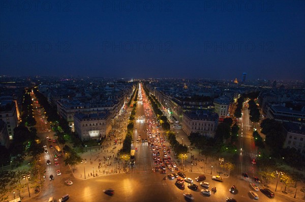France, Region Ile de France, Paris 8e arrondissement, place Charles de Gaulle, place de l'Etoile, au sommet de l'Arc de Triomphe en soiree, panorama, eclairage,