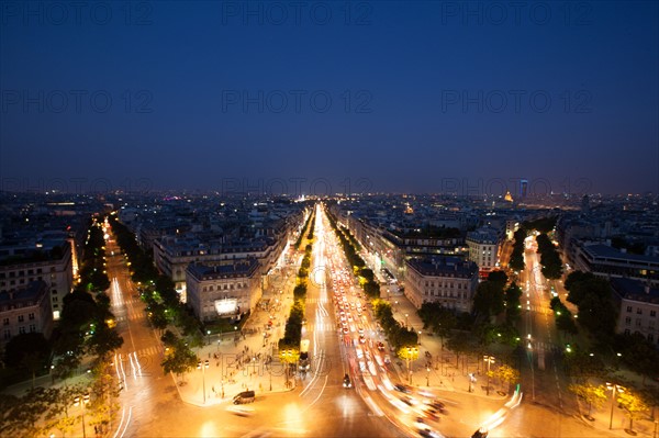 France, Region Ile de France, Paris 8e arrondissement, place Charles de Gaulle, place de l'Etoile, au sommet de l'Arc de Triomphe en soiree, panorama, eclairage,