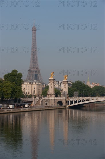 France, Region Ile de France, Paris 7e arrondissement, quai des Tuileries, la Seine et la Tour Eiffel, Pont Alexandre III,