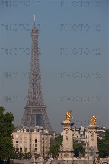 France, Region Ile de France, Paris 7e arrondissement, quai des Tuileries, la Seine et la Tour Eiffel, Pont Alexandre III,