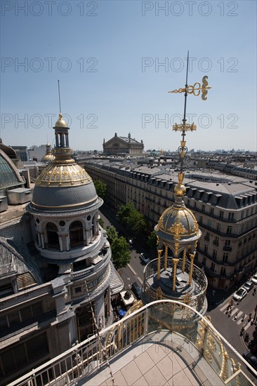 France, Region Ile de France, Paris 18e arrondissement, panorama avec les domes et coupoles depuis la terrasse du Printemps, restaurant Deli-Cieux,