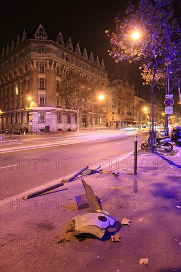 France, Region Ile de France, Paris 14e arrondissement, Montparnasse, boulevard du Montparnasse, tour, immeubles, facade, matin, fin de nuit, eclairage, accident, voiture,