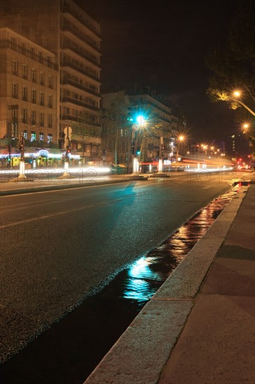 France, Region Ile de France, Paris 14e arrondissement, Montparnasse, boulevard du Montparnasse, tour, immeubles, facade, matin, fin de nuit, eclairage, caniveau, eau,