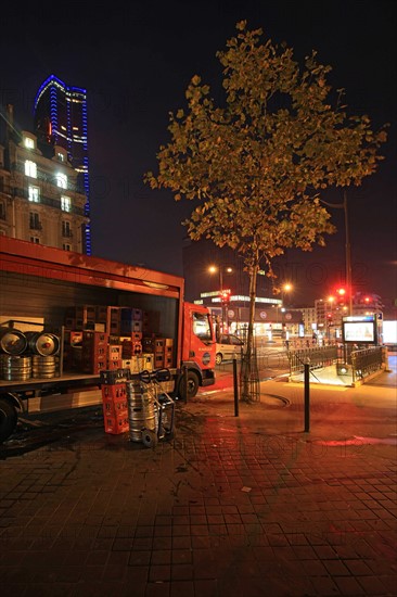 France, Region Ile de France, Paris 14e arrondissement, Montparnasse, boulevard du Montparnasse, tour, immeubles, facade, matin, fin de nuit, eclairage, camion d elivraison, bouche de metro,