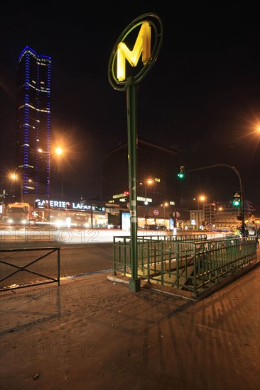 France, Region Ile de France, Paris 14e arrondissement, Montparnasse, boulevard du Montparnasse, tour, immeubles, facade, matin, fin de nuit, eclairage, bouche de metro, signaletique,