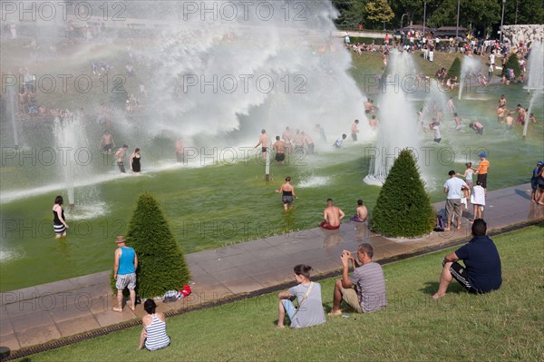 France, Region Ile de France, Paris 7e arrondissement, jardins du Trocadero, eau, jets d'eau, fontaines, bassins, Tour Eiffel,