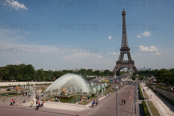 France, Region Ile de France, Paris 16e arrondissement, jardins du Trocadero, bassins et fontaine, baigneurs, canicule,