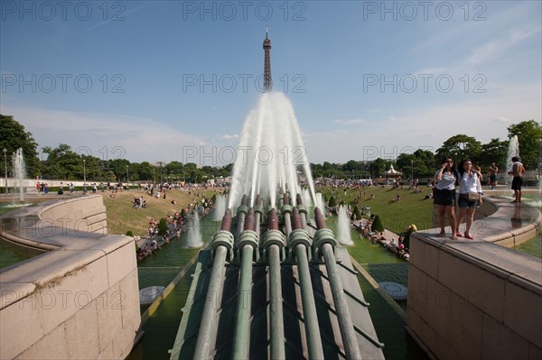 France, Region Ile de France, Paris 16e arrondissement, jardins du Trocadero, bassins et fontaine, baigneurs, canicule,