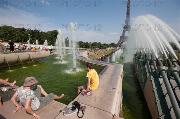 France, Region Ile de France, Paris 16e arrondissement, jardins du Trocadero, bassins et fontaine, baigneurs, canicule,