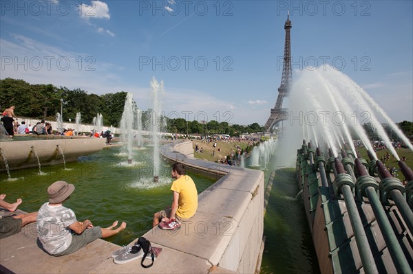 France, Region Ile de France, Paris 16e arrondissement, jardins du Trocadero, bassins et fontaine, baigneurs, canicule,