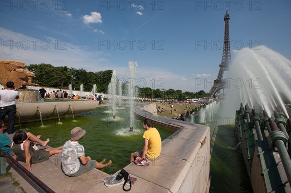 France, Region Ile de France, Paris 16e arrondissement, jardins du Trocadero, bassins et fontaine, baigneurs, canicule,