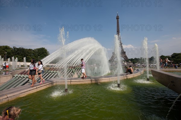 France, Region Ile de France, Paris 16e arrondissement, jardins du Trocadero, bassins et fontaine, baigneurs, canicule,