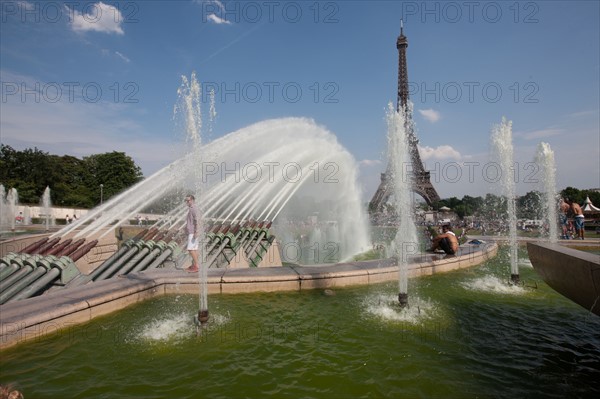 France, Region Ile de France, Paris 16e arrondissement, jardins du Trocadero, bassins et fontaine, baigneurs, canicule,