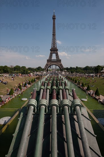 France, Region Ile de France, Paris 16e arrondissement, jardins du Trocadero, bassins et fontaine, baigneurs, canicule,