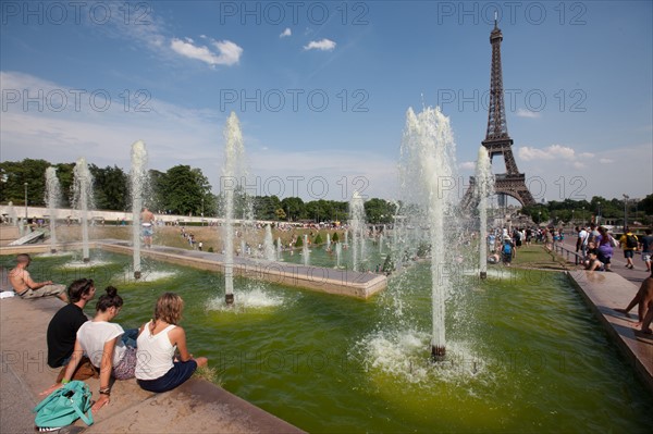 France, Region Ile de France, Paris 16e arrondissement, jardins du Trocadero, bassins et fontaine, baigneurs, canicule,