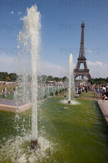 France, Region Ile de France, Paris 16e arrondissement, jardins du Trocadero, bassins et fontaine, baigneurs, canicule,