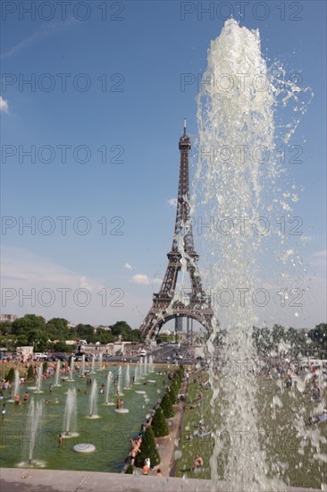 France, Region Ile de France, Paris 16e arrondissement, jardins du Trocadero, bassins et fontaine, baigneurs, canicule,