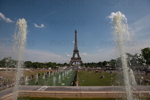 France, Region Ile de France, Paris 16e arrondissement, jardins du Trocadero, bassins et fontaine, baigneurs, canicule,