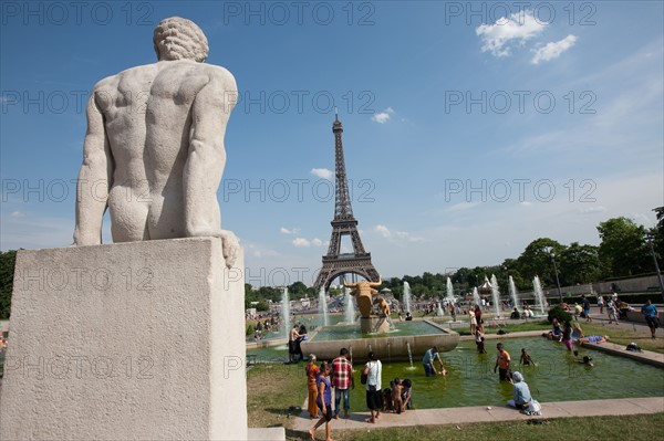 France, Region Ile de France, Paris 16e arrondissement, jardins du Trocadero, bassins et fontaine, baigneurs, canicule,