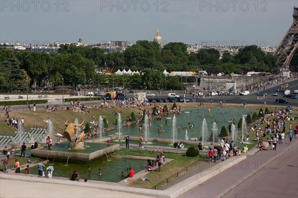 France, Region Ile de France, Paris 16e arrondissement, jardins du Trocadero, bassins et fontaine, baigneurs, canicule,