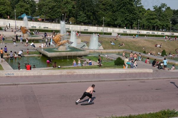 France, Region Ile de France, Paris 16e arrondissement, jardins du Trocadero, bassins et fontaine, baigneurs, canicule,