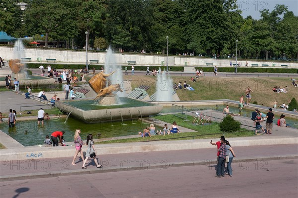 France, Region Ile de France, Paris 16e arrondissement, jardins du Trocadero, bassins et fontaine, baigneurs, canicule,