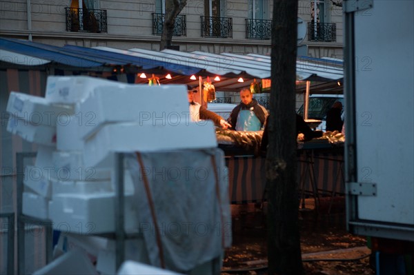 france, region ile de france, paris 16e arrondissement, avenue du president wilson, preparatifs du marche, matin.
Date : decembre 2012.