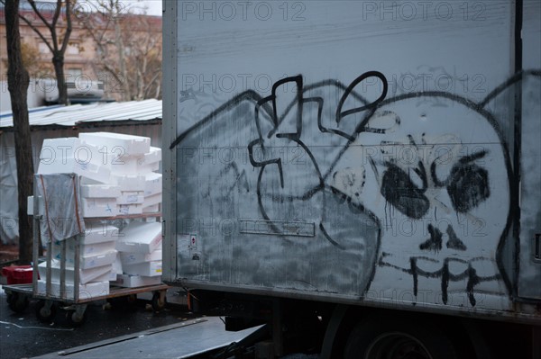 France, Region Ile de France, Paris 16e arrondissement, avenue du President Wilson, preparatifs du marche, graffiti tete de mort sur camion, matin,