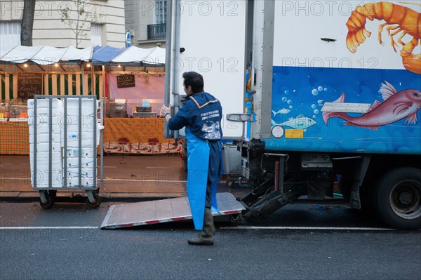 France, Region Ile de France, Paris 16e arrondissement, avenue du President Wilson, preparatifs du marche, matin,
