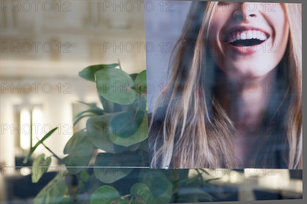 France, Region Ile de France, Paris 16e arrondissement, avenue du President Wilson, detail vitrine, salon de coiffure, sourire, affiche, matin,
