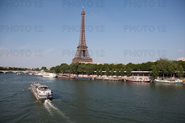 France, Region Ile de France, Paris 16e arrondissement, quai de Seine, entre pont de Bir-Hakeim et pont d'Iena, Tour Eiffel, peniches a quai,