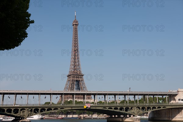 France, Region Ile de France, Paris 16e arrondissement, quai de Seine, entre pont de Bir-Hakeim et pont d'Iena, Tour Eiffel, peniches a quai,