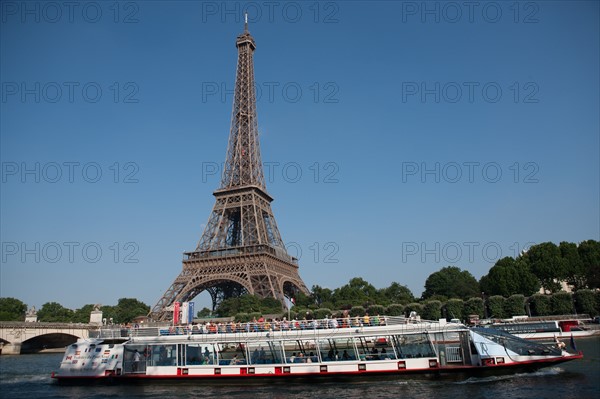 France, Region Ile de France, Paris 16e arrondissement, quai de Seine, entre pont de Bir-Hakeim et pont d'Iena, Tour Eiffel, peniches a quai,