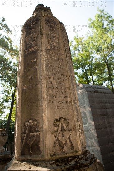 France, Region Ile de France, Paris 20e arrondissement, cimetiere du Pere Lachaise, 28e division, sepulture des architectes Bernier, Percier et Fontaine, stele avec des symboles maconniques dessines par Percier,