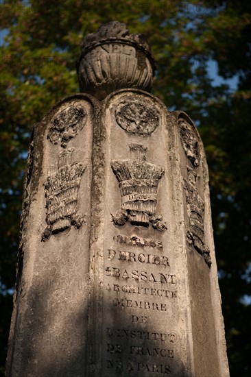 France, Region Ile de France, Paris 20e arrondissement, cimetiere du Pere Lachaise, 28e division, sepulture des architectes Bernier, Percier et Fontaine, stele avec des symboles maconniques dessines par Percier,