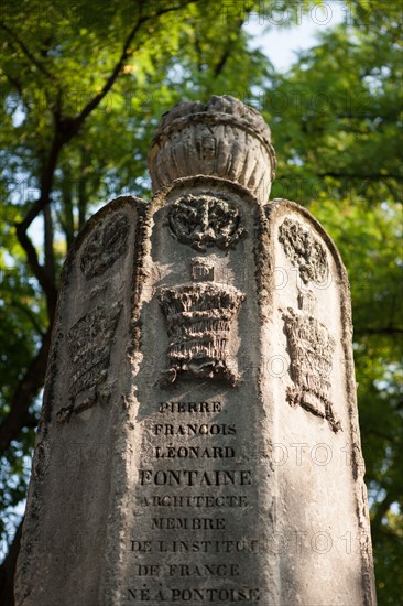 France, Region Ile de France, Paris 20e arrondissement, cimetiere du Pere Lachaise, 28e division, sepulture des architectes Bernier, Percier et Fontaine, stele avec des symboles maconniques dessines par Percier,