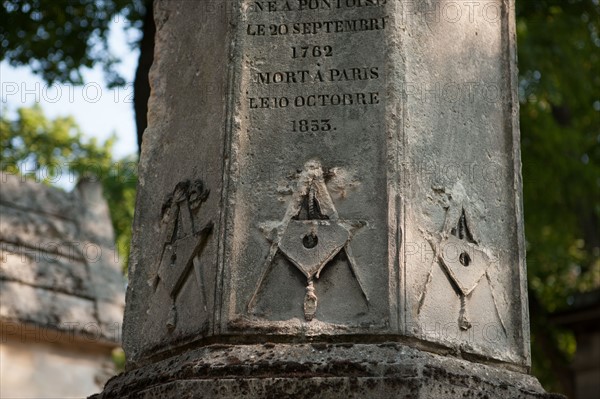 France, Region Ile de France, Paris 20e arrondissement, cimetiere du Pere Lachaise, 28e division, sepulture des architectes Bernier, Percier et Fontaine, stele avec des symboles maconniques dessines par Percier,