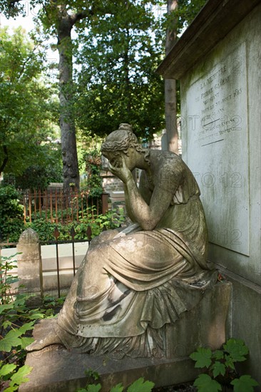 France, Region Ile de France, Paris 20e arrondissement, cimetiere du Pere Lachaise, 10e division, sepulture de Pierre Gareau (1818), premiere statue de pleureuse grandeur nature