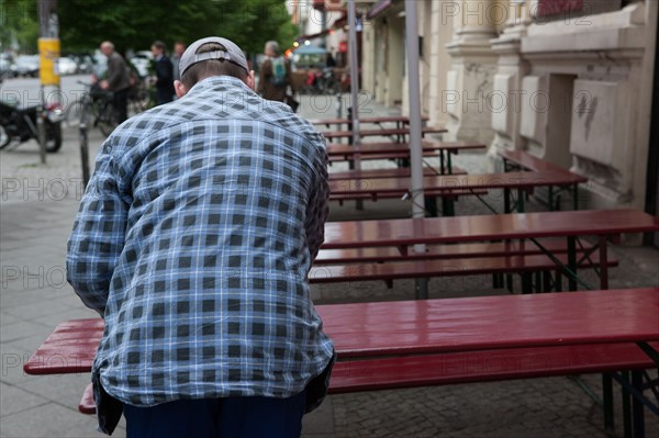 Allemagne, Germany, Berlin, Scheunenviertel, quartier des Granges, homme, chemise a carreaux, tables, terrasse,