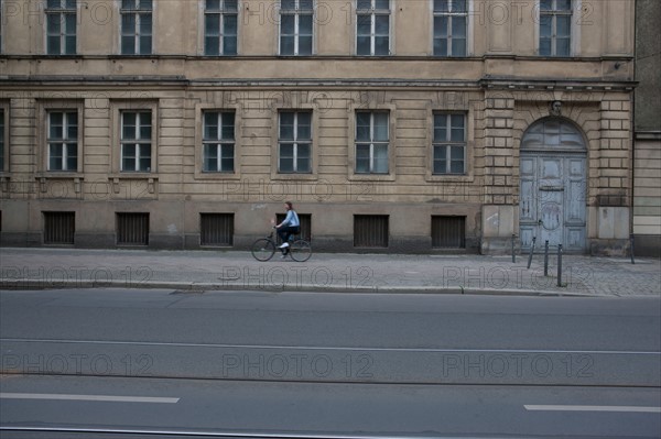 Allemagne, Germany, Berlin, Scheunenviertel, quartier des Granges, immeuble et voies de tramway