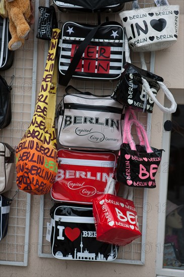 Allemagne, Germany, Berlin, Scheunenviertel, quartier des Granges, boutique de souvenirs