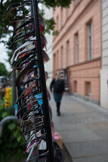 Allemagne, Germany, Berlin, Scheunenviertel, quartier des Granges, boutique de souvenirs, lunettes de soleil sur un presentoir.