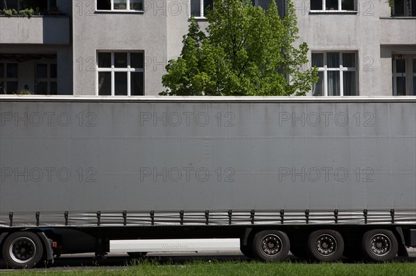 Allemagne (Germany), Berlin, Friedrichshain, immeuble, ancien Berlin Est, camion semi-remorque gare en ville,