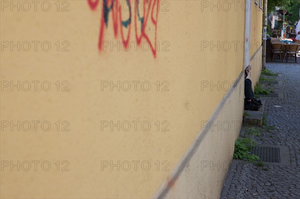 Allemagne (Germany), Berlin, Friedrichshain, immeuble, ancien Berlin Est, jeune punk assise devant une porte,