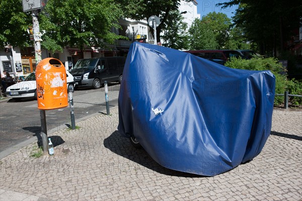 Allemagne (Germany), Berlin, Friedrichshain, immeuble, ancien Berlin Est, moto sous une bache,