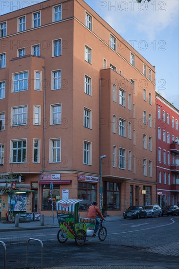 Allemagne (Germany), Berlin, Prenzlauer Berg, Oderberger Strasse, velotaxi, circulation,